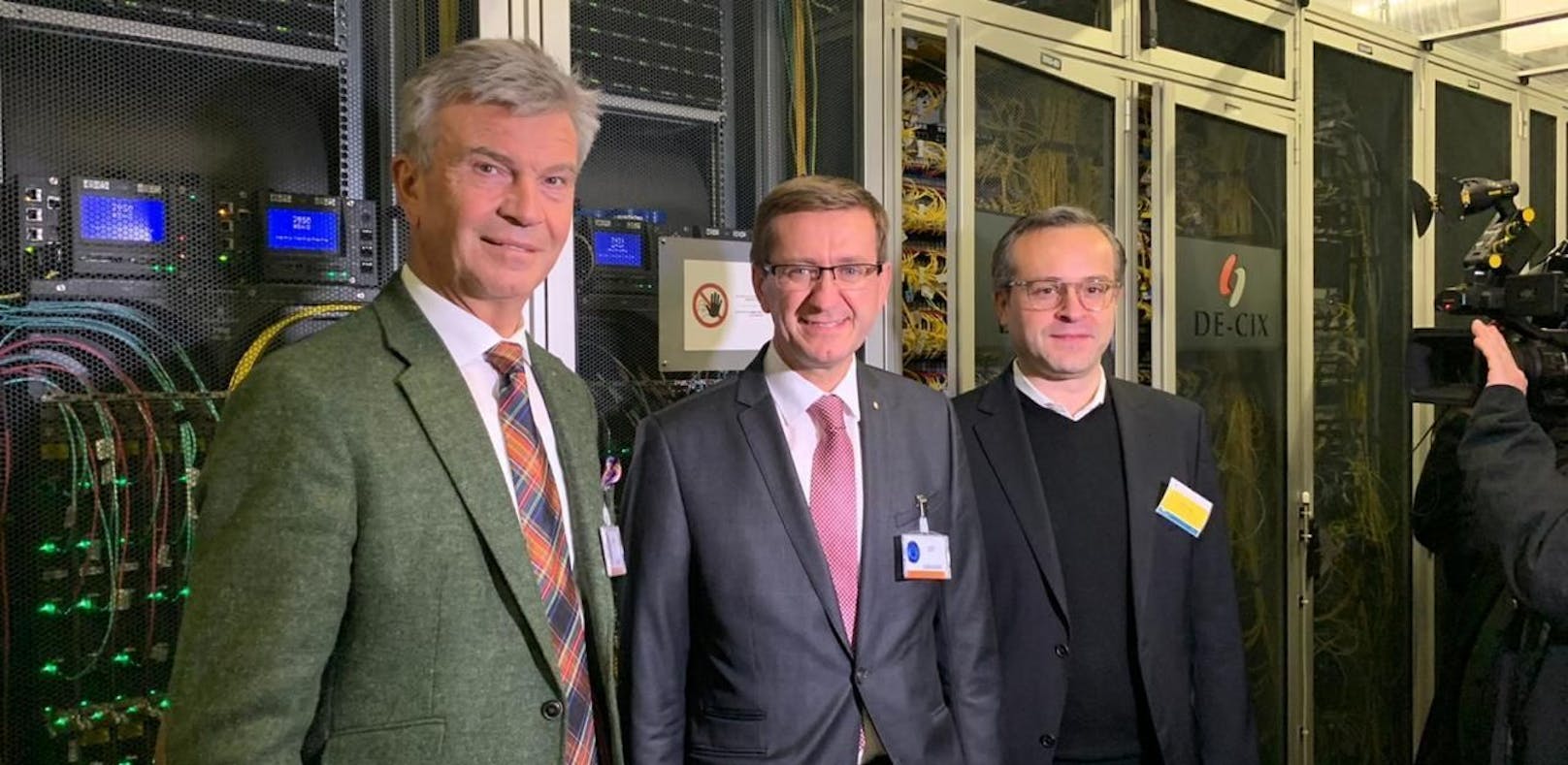 Energie-AG-Generaldirektor Werner Steinecker (v.li.), Landesrat Markus Achleitner und Thomas King, Technischer Direktor von DE-CIX (Internet-Knoten in Frankfurt)