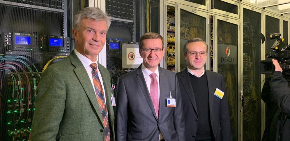 Energie-AG-Generaldirektor Werner Steinecker (v.li.), Landesrat Markus Achleitner und Thomas King, Technischer Direktor von DE-CIX (Internet-Knoten in Frankfurt)