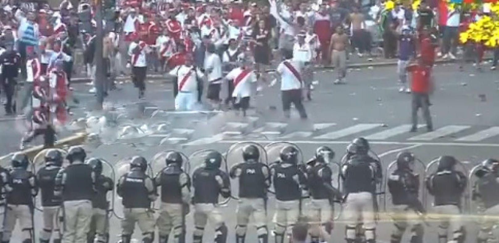 Polizei schießt mit Gummi auf randalierende Fans