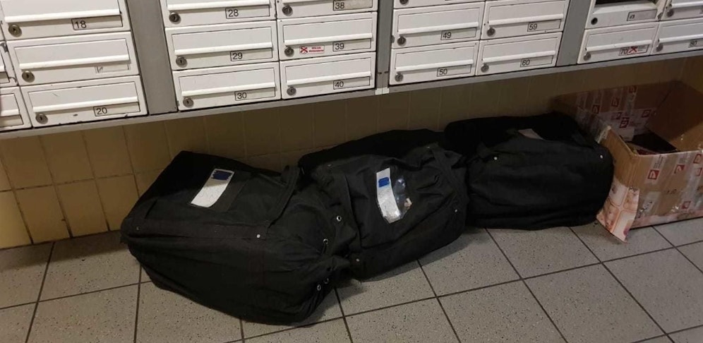 Postsäcke lagen unbewacht im Gang. Anrainer finden es suboptimal.