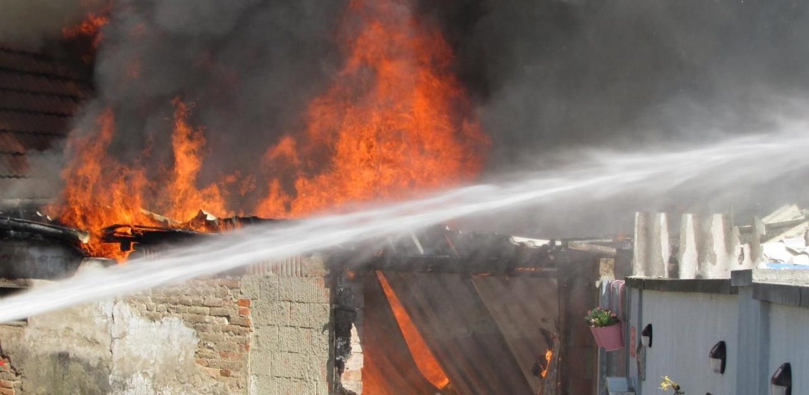 Kind spielt mit Feuerzeug: Zwei Häuser in Flammen