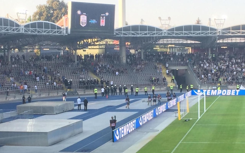 Besiktas-Fans versuchten den LASK-Sektor zu stürmen.