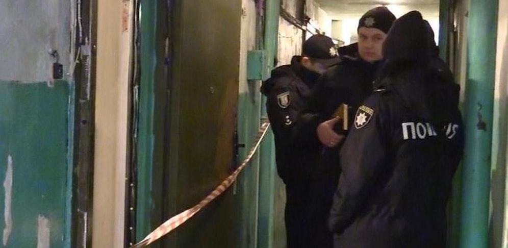 Polizisten vor der Wohnung des 23-Jährigen.