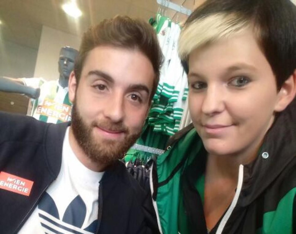 Kicker Thanos Petsos und Gewinnerin Sabrina Niedl bei der Übergabe.