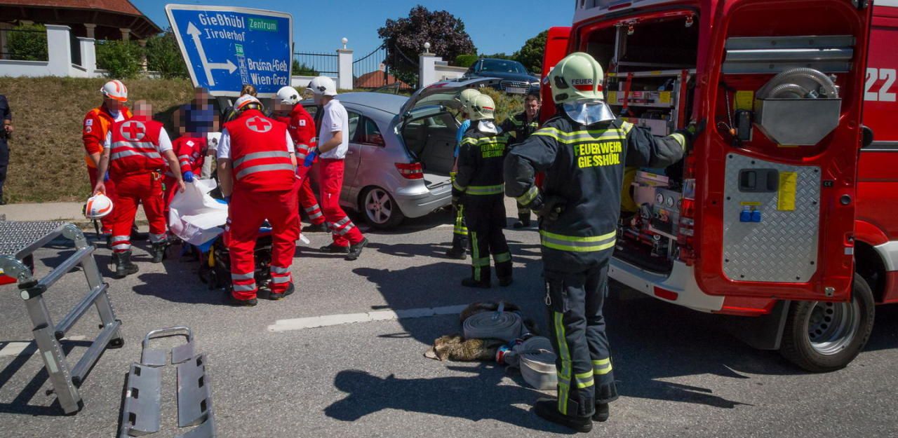 Frau Nach Unfall Verletzt Im Auto Eingeklemmt - Österreich | Heute.at