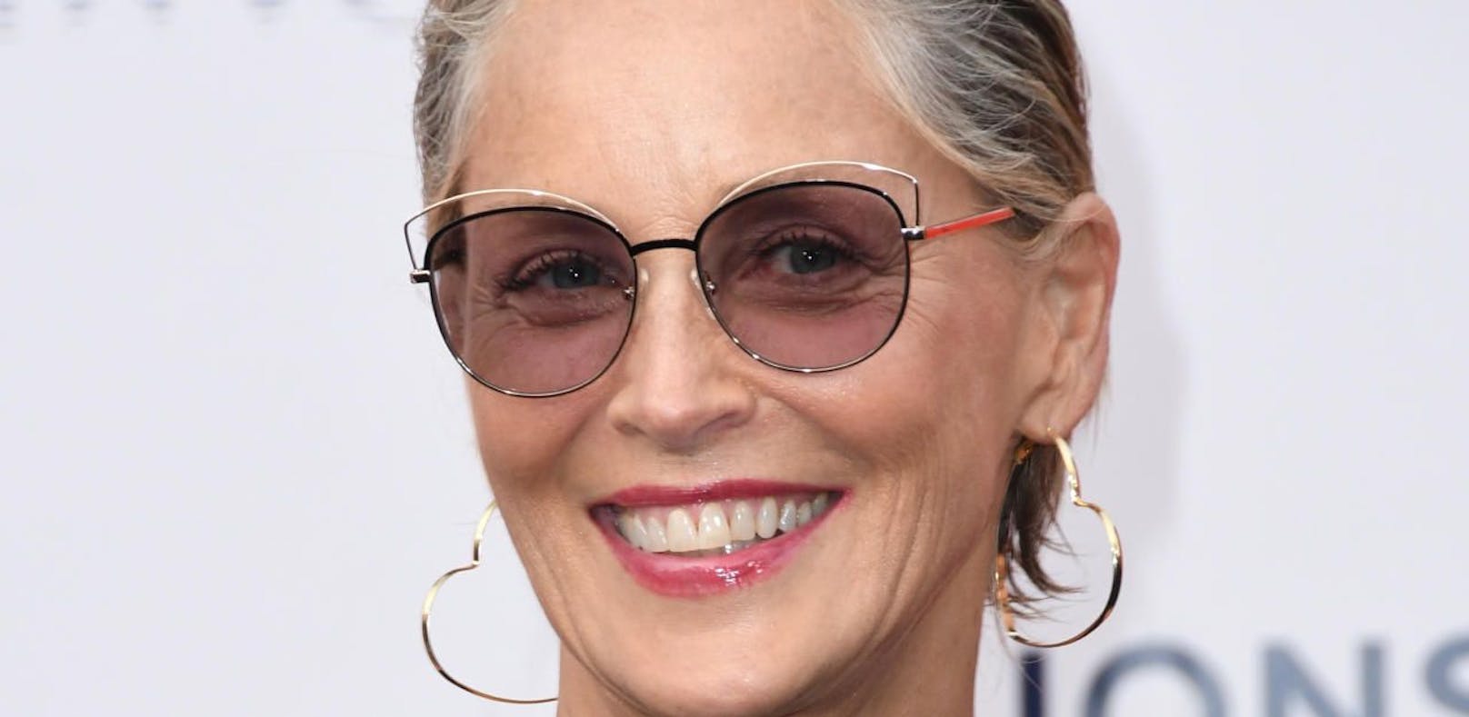 Sharon Stone überrascht mit grauen Schläfen