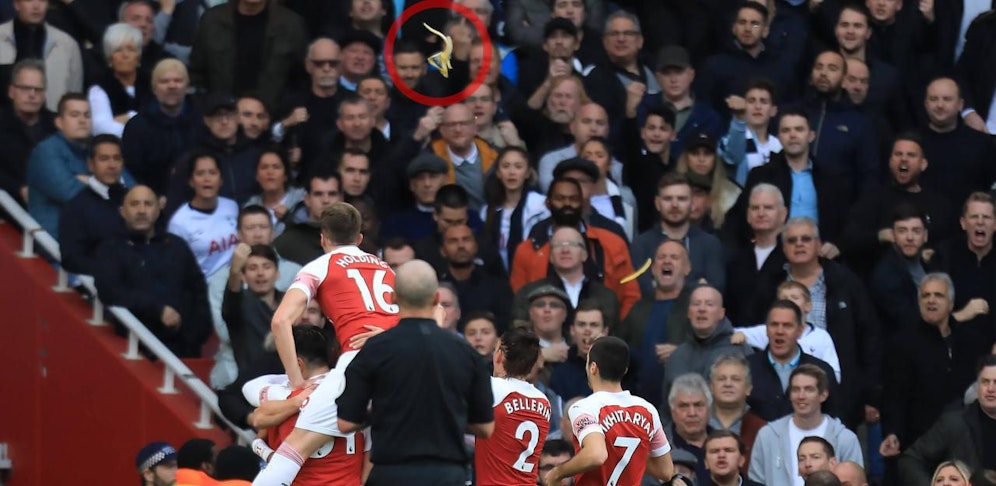 Der Aufreger im Bild: Pierre-Emerick Aubameyang wird beim Torjubel mit einer Banane beworfen.