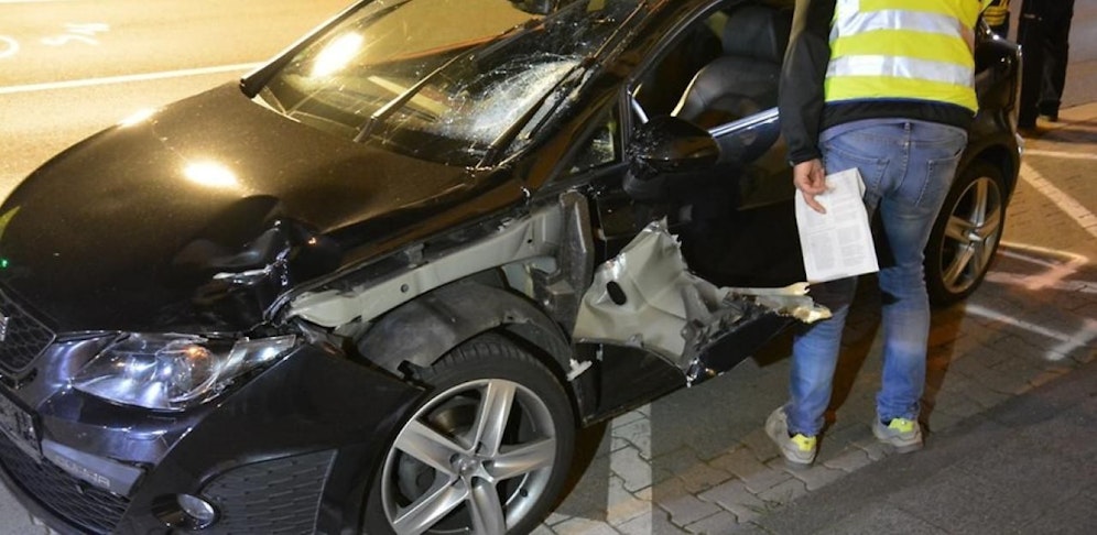 Ein Polizist untersucht das Autowrack nach dem Raser-Crash.