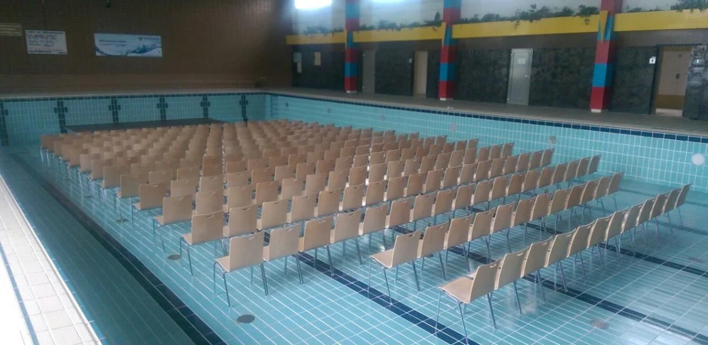 Kurioser Anblick: Die Sessel für die Kulturevents stehen im Becken schon bereit.