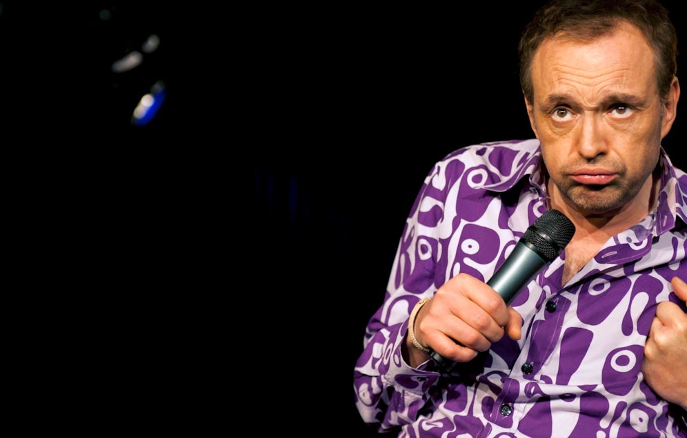 "So ist das Leben" sang Kabarettist Josef Hader schon vor rund 11 Jahren. Mit seinen Programmen, die nun kostenlos zu sehen sind, hilft es uns allen, trotz Corona zu Lachen. 
