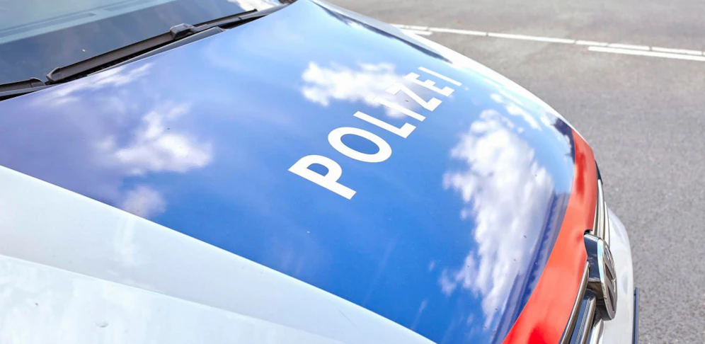 Die Polizei fahndet nach einer sportlichen Blondine.