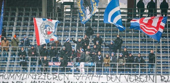 Fans von Blau Weiß Linz beim letzten Match gegen Liefering. Die Mitglieder fordern eine Mitgliederversammlung und Klarheit.