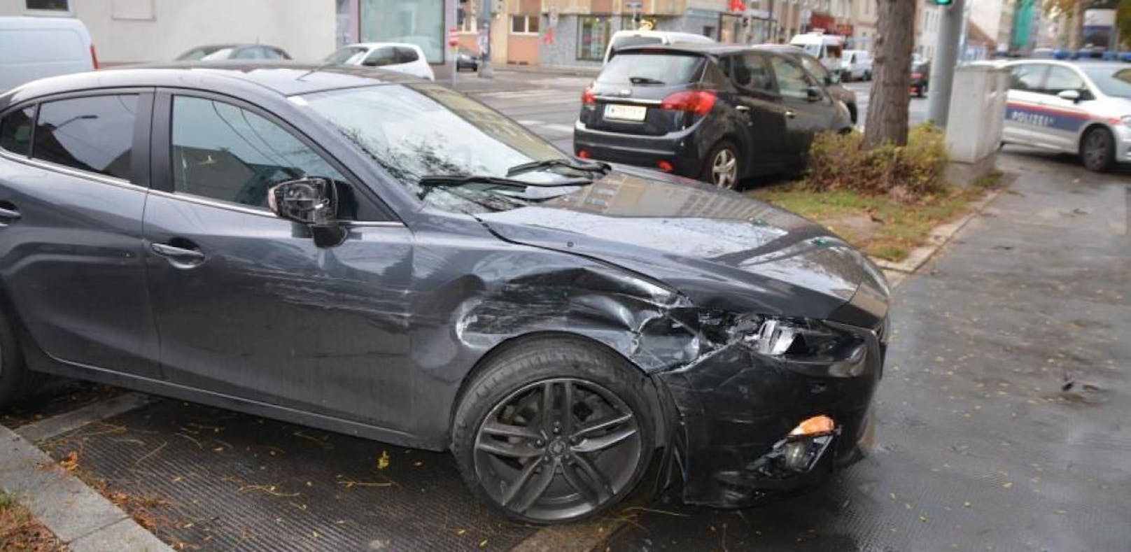 Das Unfallfahrzeug: Ein Mazda 3. 
