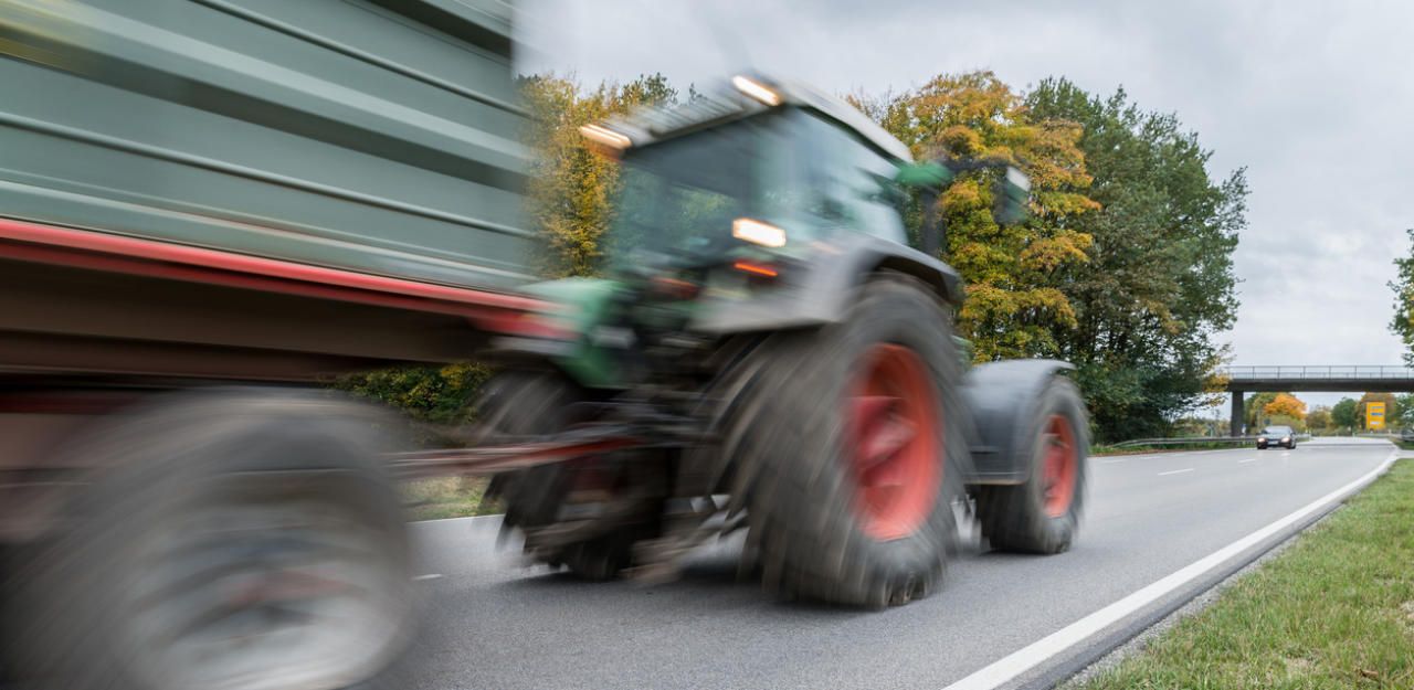 Heute.at - Wut-Bauer mähte mit Traktor Leitpflöcke um