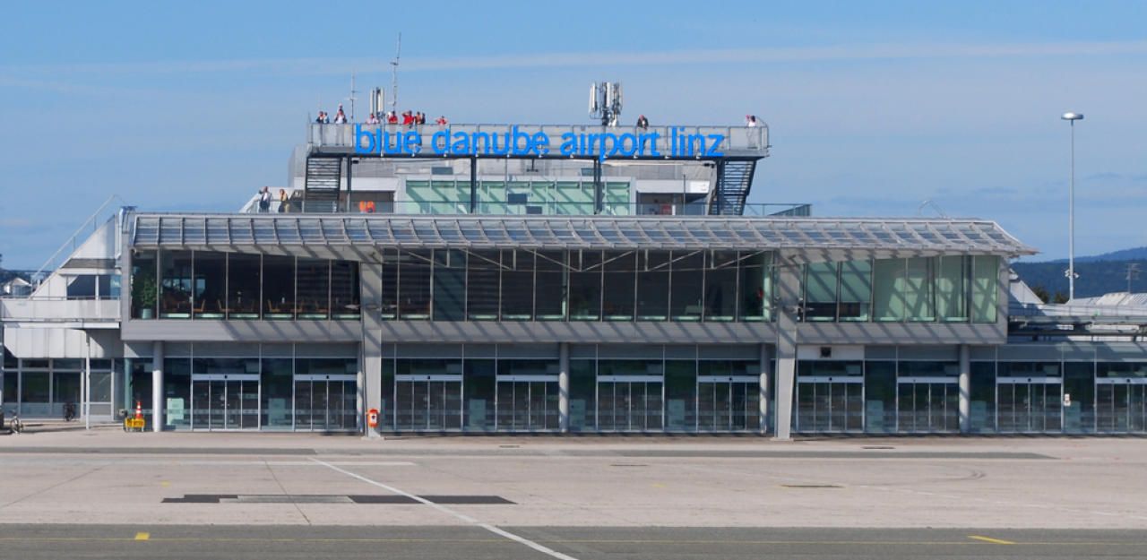 Die Strecke Linz-Wien wird von der AUA eingestellt. Der letzte Flug ab dem Flughafen Linz (Foto) ist Ende Oktober.