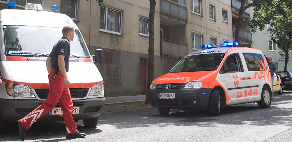 Die Rettung brachte das Opfer sofort ins Spital - der Jugendliche erlitt Prellungen und Abschürfungen. (Symbolfoto)