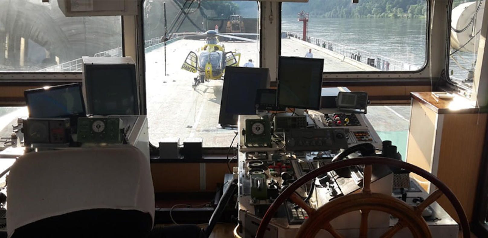 Spektakulär: Heli landete auf Donau-Frachtschiff