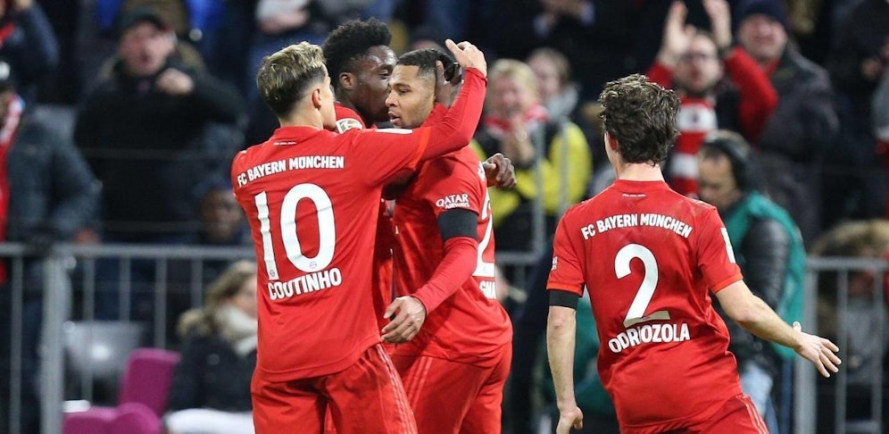 Die Bayern jubeln über den knappen Sieg gegen Paderborn.