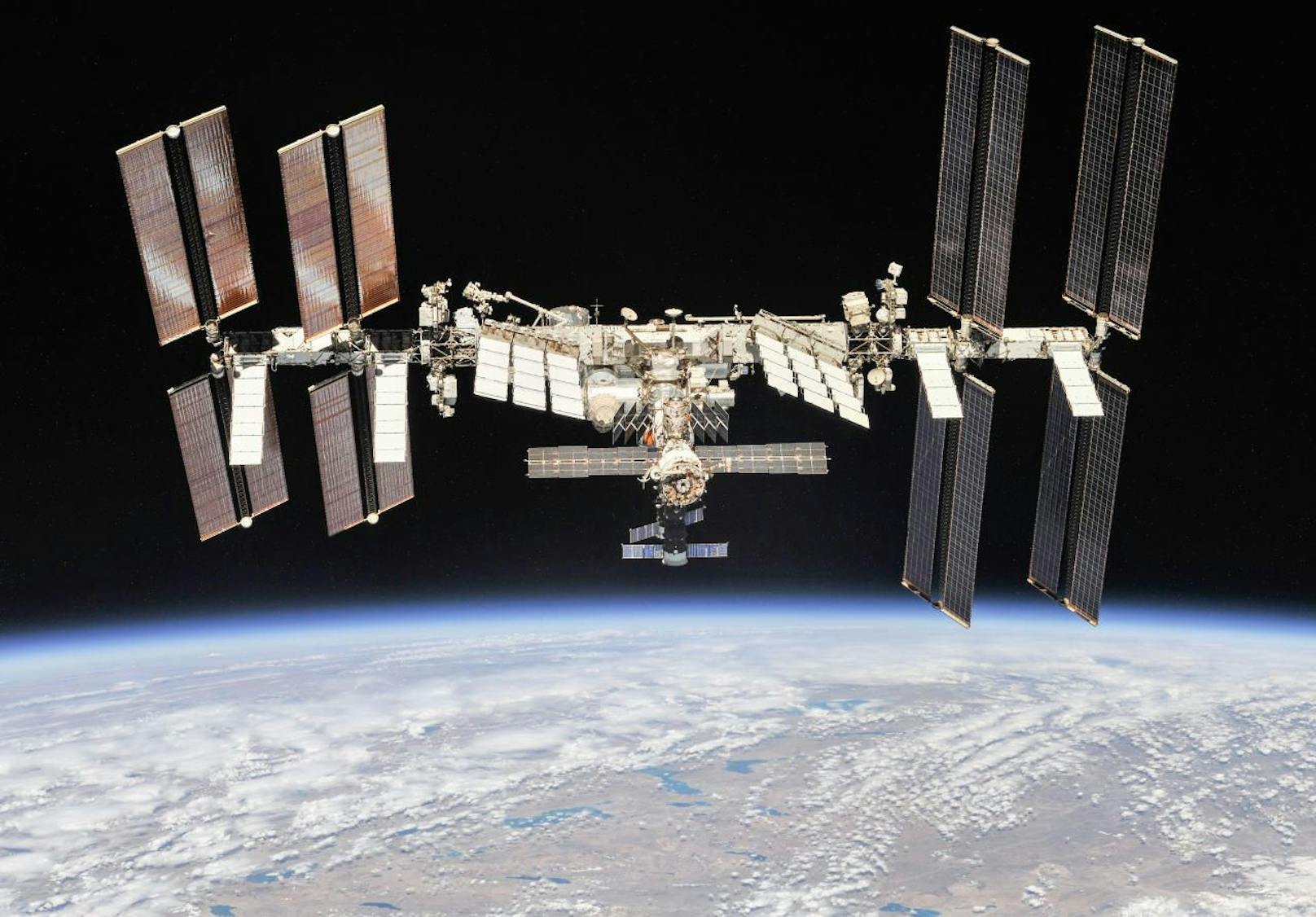 Außenaufnahmen der Internationalen Raumstation ISS im Erdorbit. 
