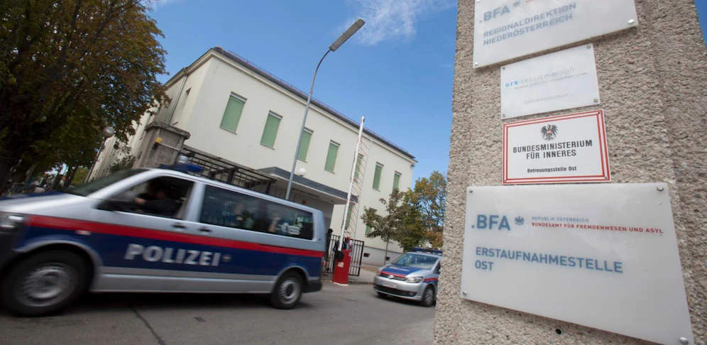 Ein gesuchter Tatverdächtiger (16) aus Traiskirchen wurde in Wien festgenommen.