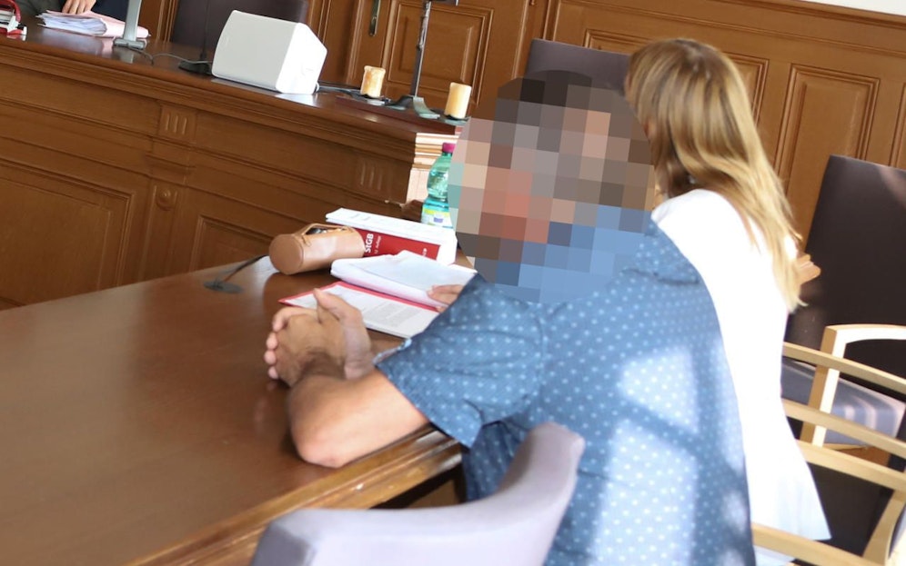 Der Angeklagte mit seiner Verteidigerin vor Gericht