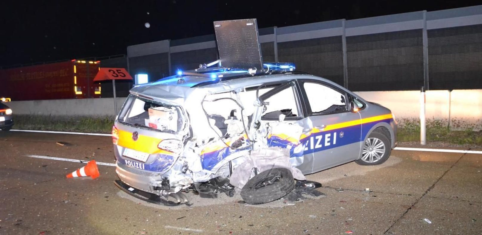 Kleinbus rast nach Lkw-Crash auf A1 in Polizeiauto