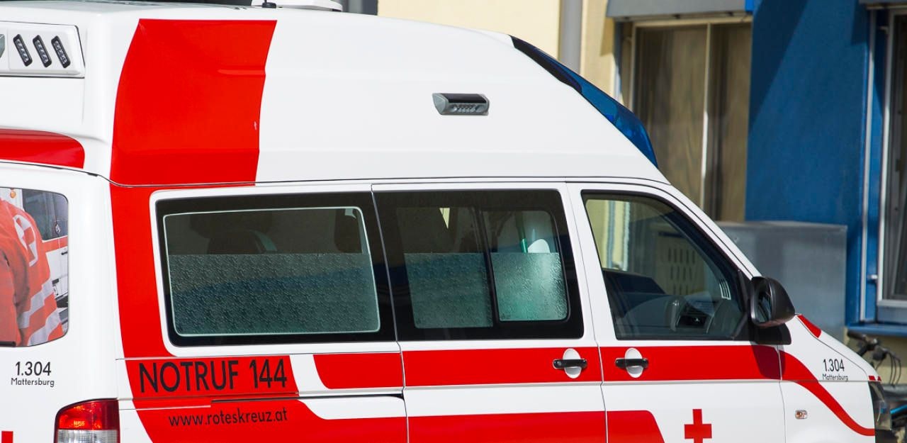 Heute.at - Acht Verletzte bei Crash mit Rettungsauto