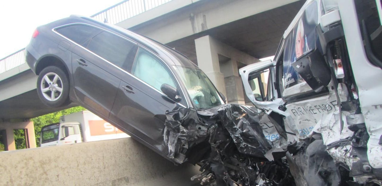Autos nach Crash auf A2 völlig zerstört: 5 Verletzte