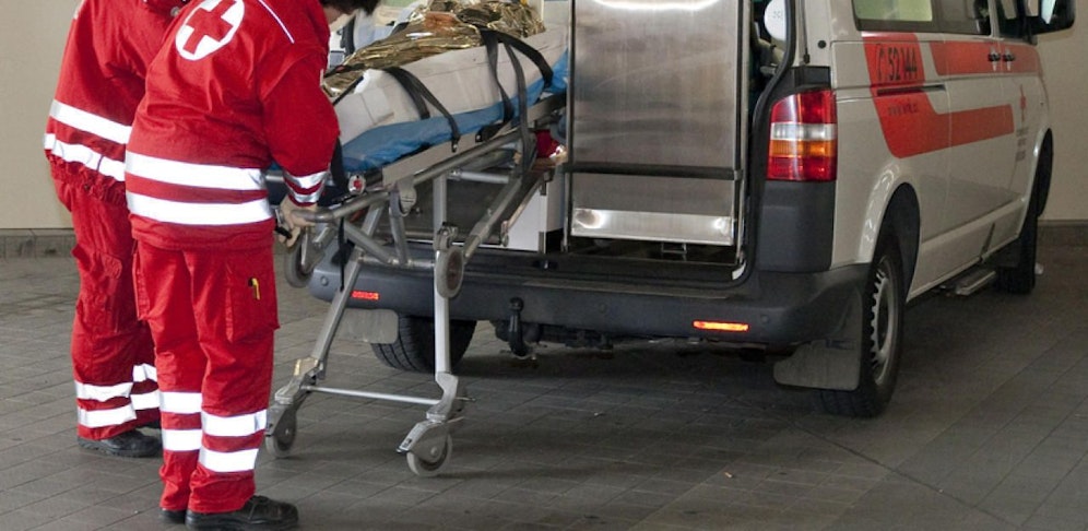 Der Mann wurde ins Spital gebracht. Dort erlag er seinen Verletzungen. (Symbolfoto)