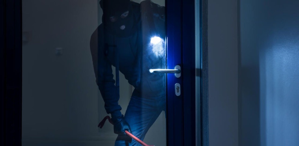 Ein 28-Jähriger war in Traun in ein Baustoffunternehmen eingebrochen, hatte Skikarten für den Betriebsausflug mitgenommen. (Symbolbild).