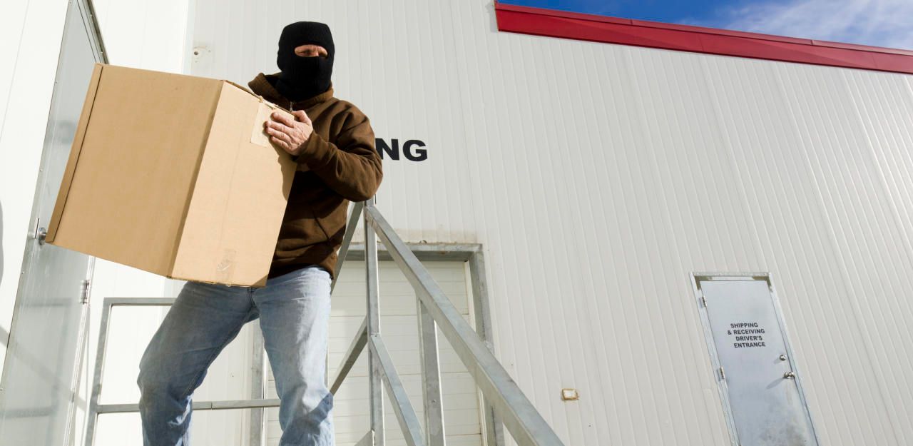 украла одежду из магазина. хищение на складе. воровство на складе. воровство на складе. воруют стройматериалы.