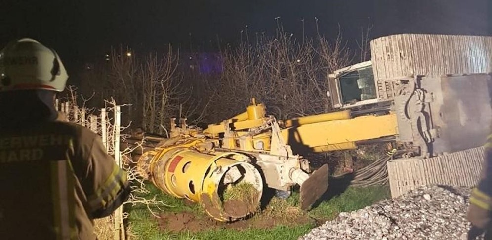 Die Feuerwehr Hard wurde zu einem brenzligen Einsatz gerufen: Ein Drehbohrgerät war in eine Hochspannungsleitung geraten. 