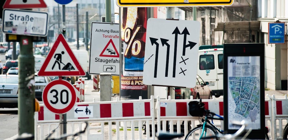 Schilderwald auf StraÃŸe in Berlin