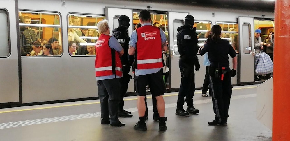 Polizeieinsatz in der U-Bahsntation Karlsplatz am Montagnachmittag.