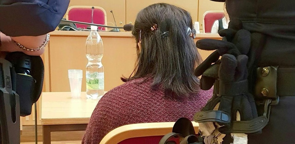 Im Februar soll die Pflegerin in der Küche des Pensionistenpaares den Mann mit einem 25 Zentimeter langen Fleischmesser mehrfach verletzt haben.