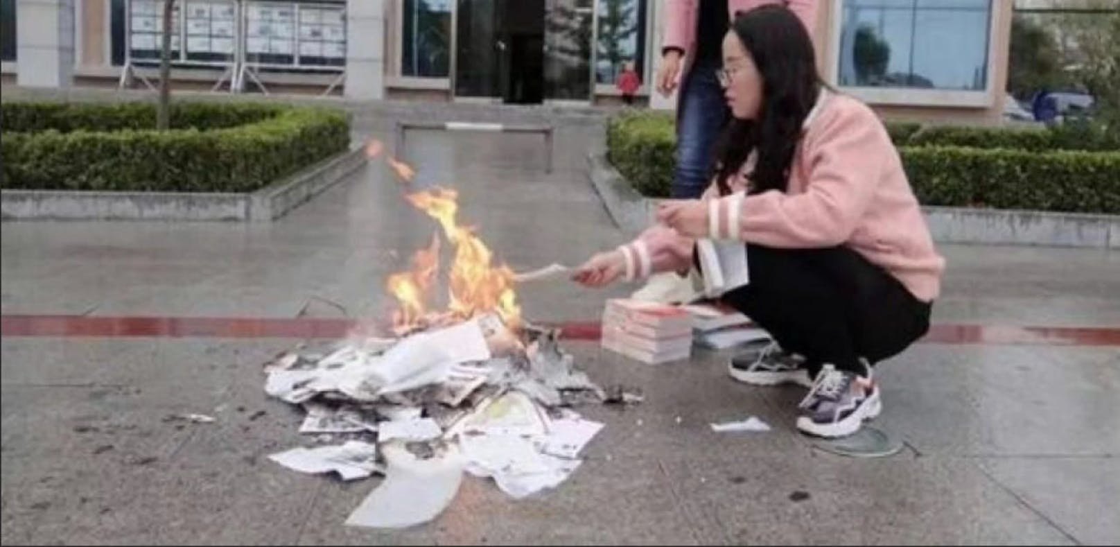 Mitarbeiter der Bibliothek verbrannten vom Regime unerwünschte Bücher.