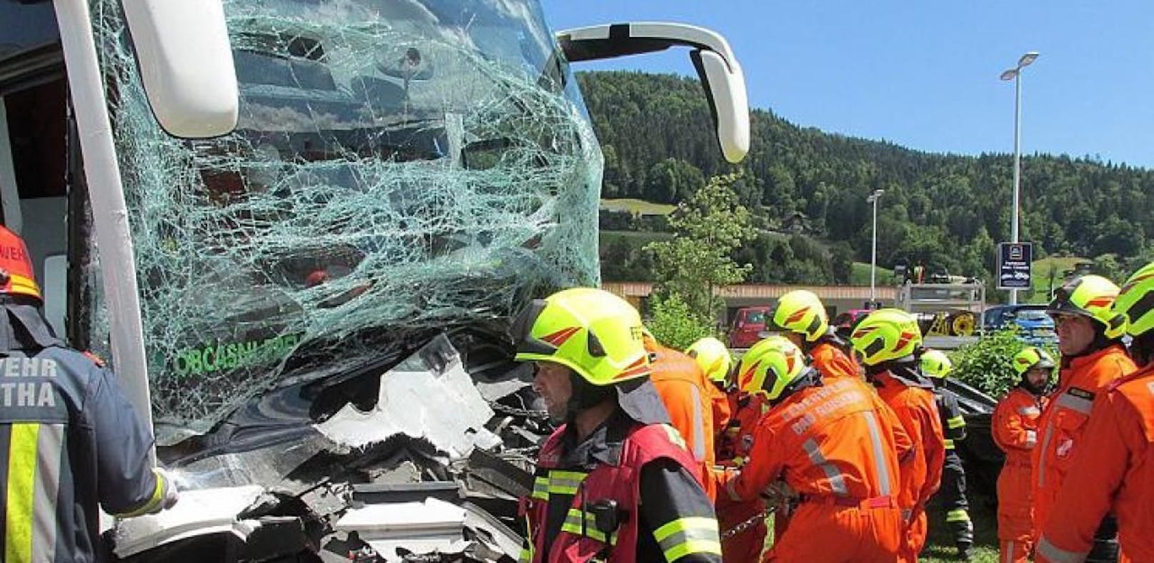 Reisebus krachte gegen Lastwagen – 12 Verletzte