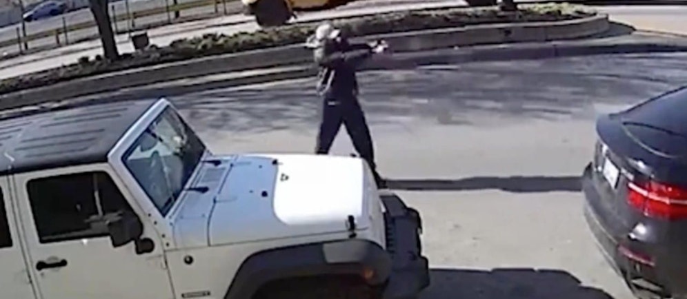 Dumm für die Räuber: Der Polizist ist ausgestiegen, hat die Waffe gezückt und schießt die Täter in die Flucht. 