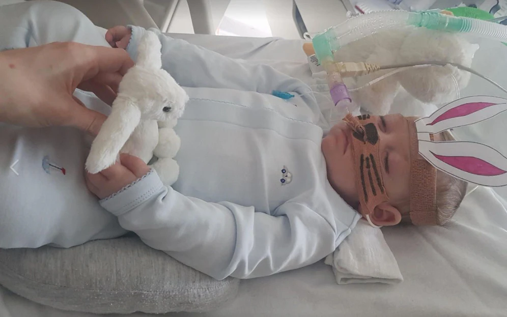 Wenn man nur helfen könnte: Das Schicksal von Baby Charlie (11 Monate) liegt in den Händen eines Richters.