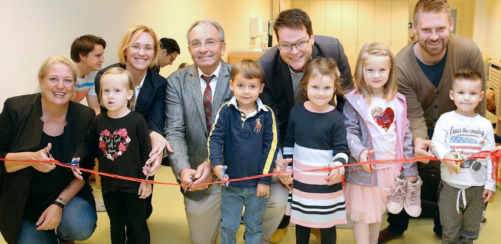 MA-10-Leiterin Daniela Cochlár, Wiedens Bezirksvorsteher Leo Plasch und Bildungsstadtrat Jürgen Czernohorszky (v.li.) mit dem Team des neuen Kindergartens.
