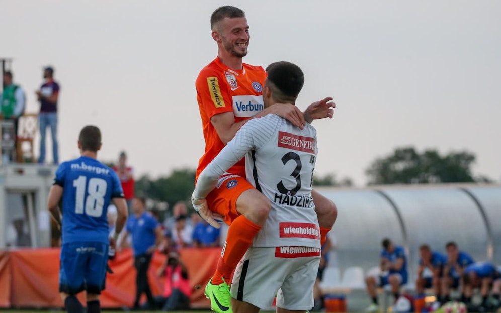 Petar Filipovic und Osman Hadzikic jubeln. 