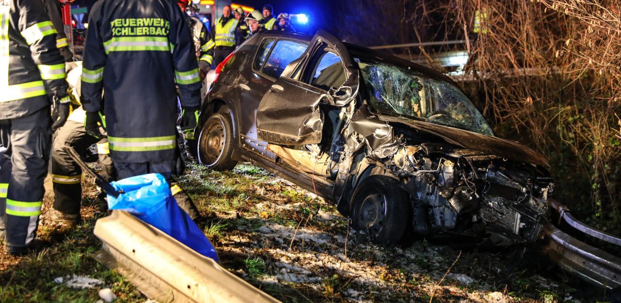 Heute.at - Junge Frau (24) kracht mit Auto durch Leitschiene