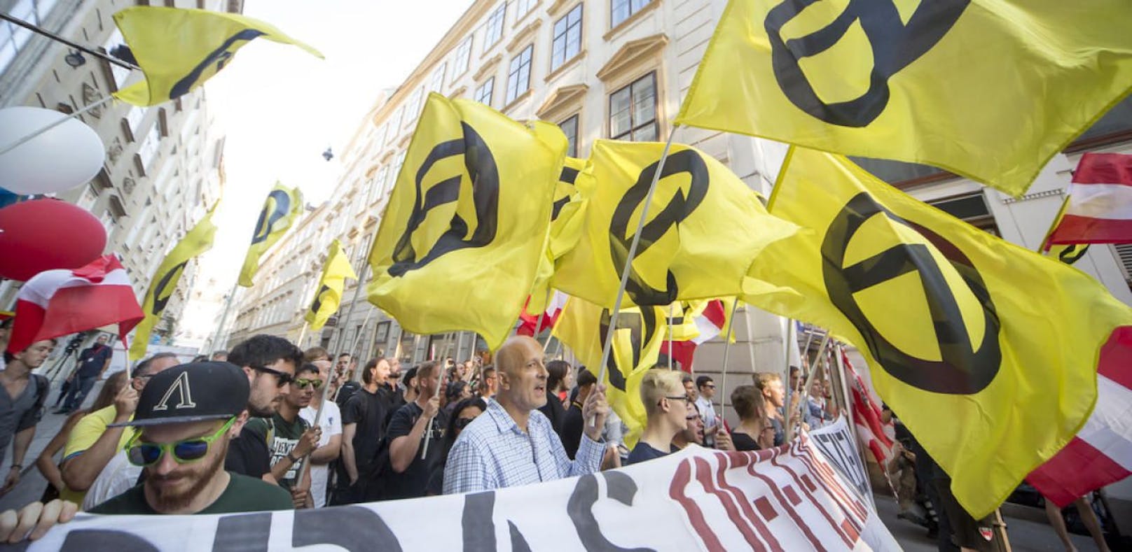 Die rechtsextremen &quot;Identitären&quot; bei einer Demonstration im August 2016. Am Samstag veranstalten sie eine Demo am Kahlenberg.