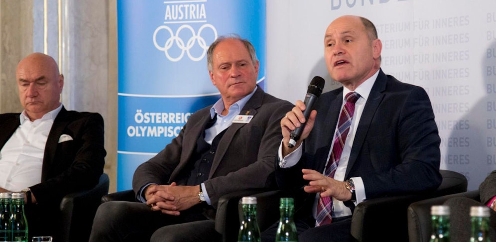 Sobotka (re.) bei der Präsentation der Ergebnisse am Dienstag.