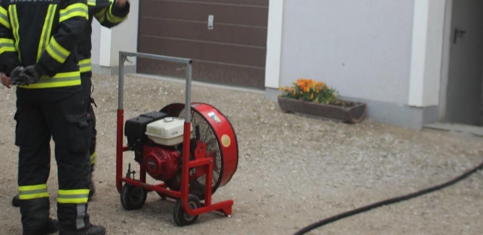 Die Feuerwehr rückte mit einem Hochdrucklüfter an, brachte die rettende Abkühlung für die Schweine.