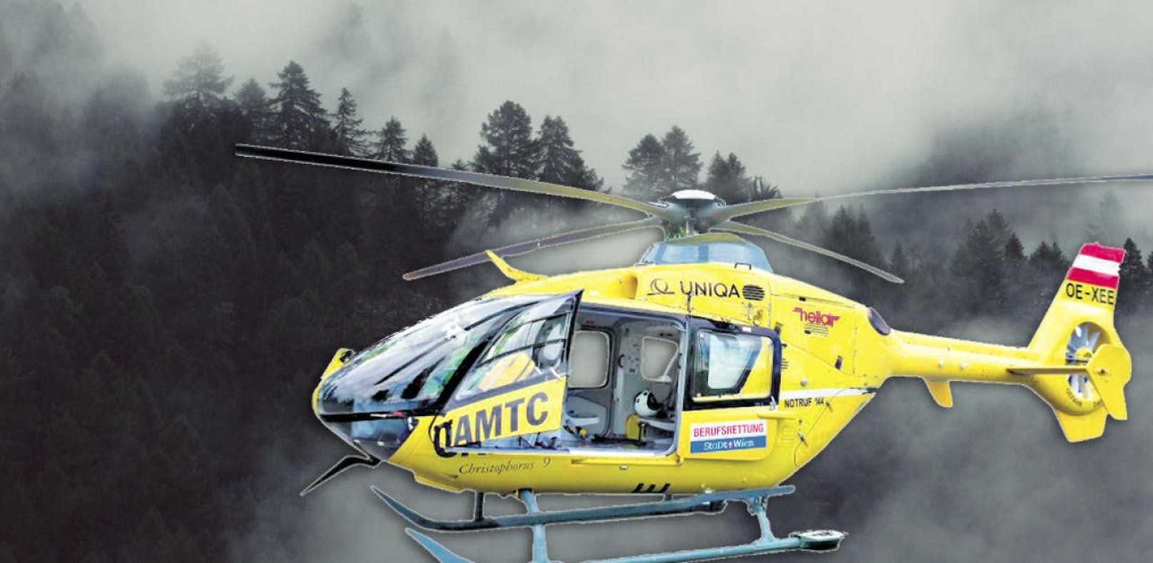 Symbolfoto eine Christophorus-Helikopters mit Nebel im Hintergrund. 