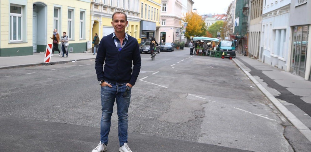 Anrainer Alexander Strohmer: 40 Parkplätze sind wegen einem Stand gesperrt.