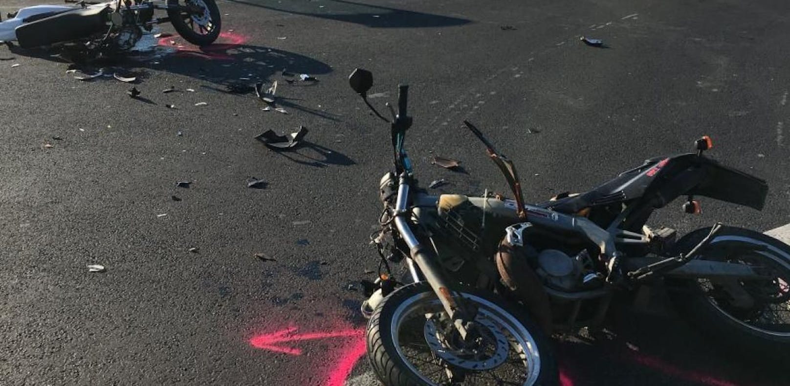 Zwei Mopeds krachten auf Kreuzung in dasselbe Auto