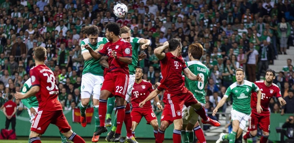 Bayern David Alaba gegen Bremens Kevin Möhwald