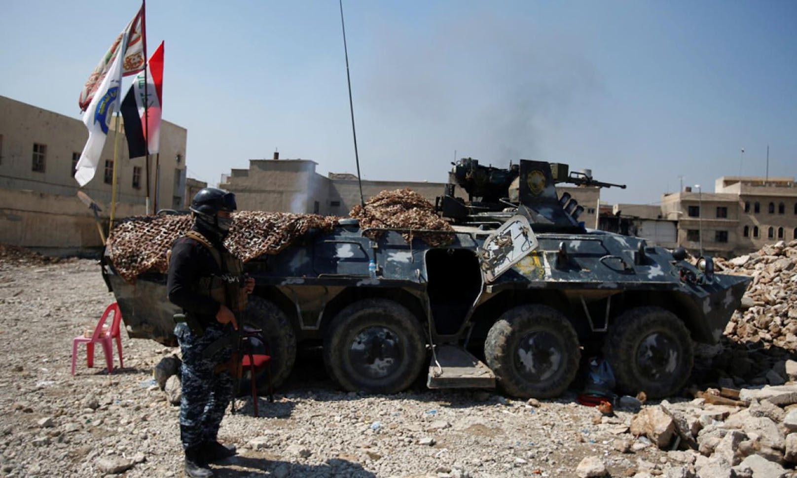 Irakische Soldaten greifen in Mossul den IS an.